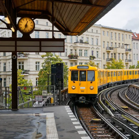 Tren amarillo llegando a la estación de metro Schlesisches Tor en Berlín