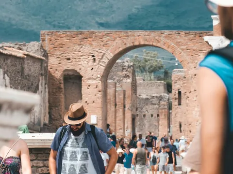 Turistas visitando el yacimiento arqueológico de Pompeya