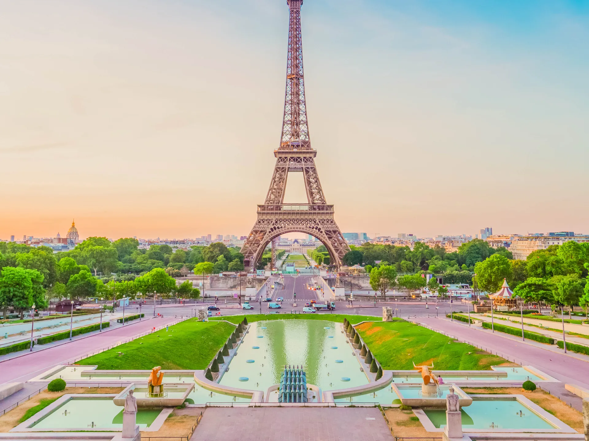 Jardines del Trocadero de París con la Torre Eiffel al fondo - Buendía Tours