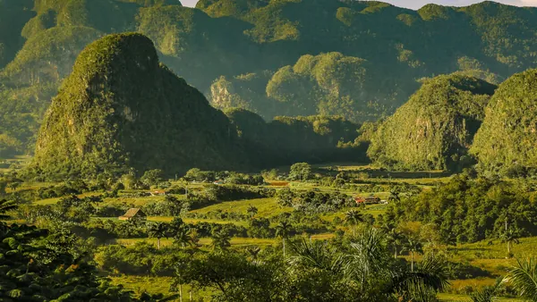 Paisaje verde del Valle de Viñales, una delicia para los sentidos.