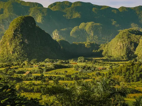 Paisaje verde del Valle de Viñales, una delicia para los sentidos.