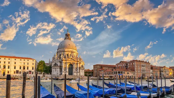 Basílica de Santa Maria della Salute desde el Gran Canal al atardecer en Venecia