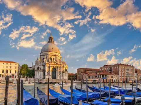 Basílica de Santa Maria della Salute desde el Gran Canal al atardecer en Venecia