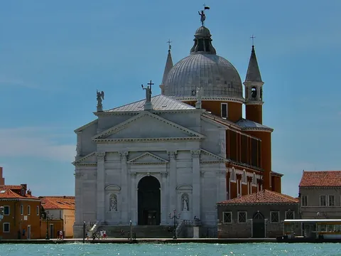 Iglesia del Redentore frente al canal en Venecia