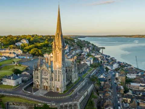 La majestuosa Catedral de San Finbarr nos recibirá a nuestra entrada en Cork.