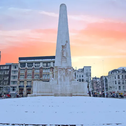 Monumento Nacional de Ámsterdam nevado-Ámsterdam que ver-guía de viaje