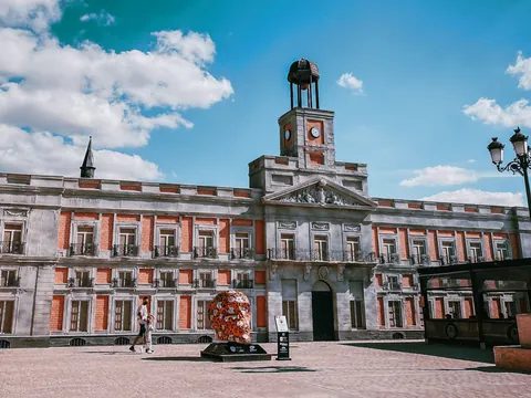 Una vez en la Puerta del Sol, descubriremos a los grandes de nuestra literatura.