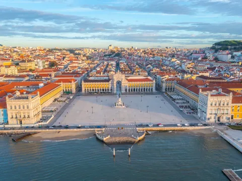 plaza del comercio vista desde el agua lisboa portugal