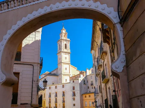 La iglesia de Bocairent, un icono arquitectónico, se erige sobre el pueblo como guardiana de su historia.