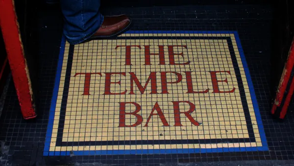 Mosaico del suelo en la entrada de The Temple Bar en Dublín, Irlanda