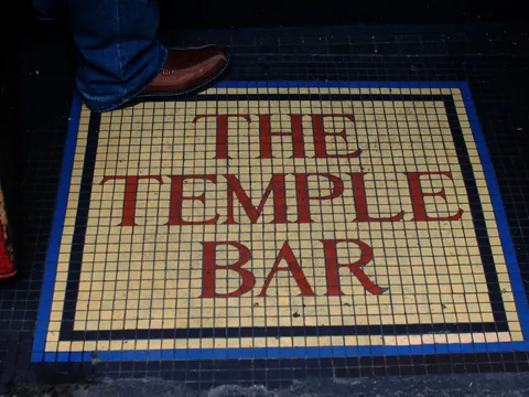 Mosaico del suelo en la entrada de The Temple Bar en Dublín, Irlanda