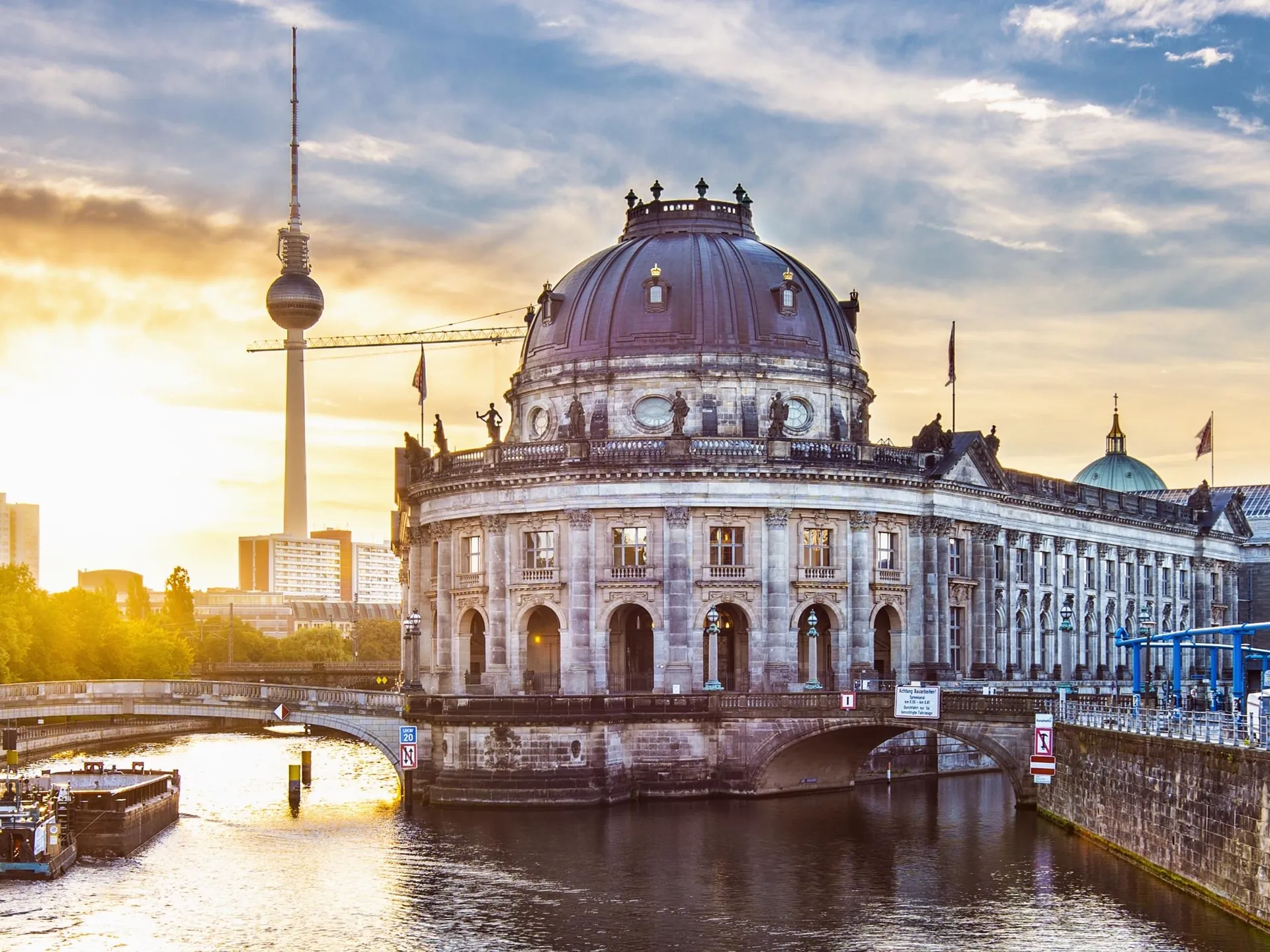 Los alrededores y el interior del Museo Bode en Berlín se maquilló para llevar a Beth hasta París