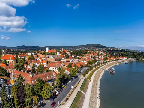 Szentendre es una ciudad a orillas del Danubio con un ambiente encantador reflejado en sus calles, fachadas y paseos.