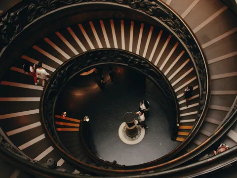 Escalera helicoidal de los Museos Vaticanos vista desde arriba, en Roma.
