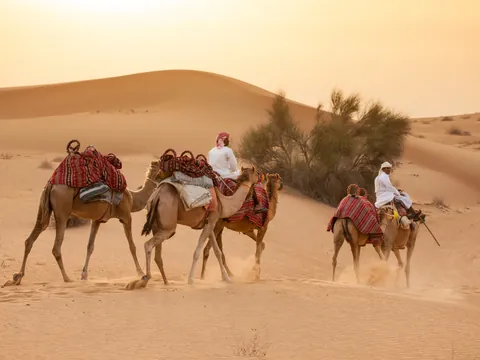 Safari Premium Dunas Rojas Deierto Dubai Oasis Dinerat Marmoon 4x4 paseo Camello Henna Alcones Danzaespectaculo Sandboarding Barbacoa Emiratos Arabes