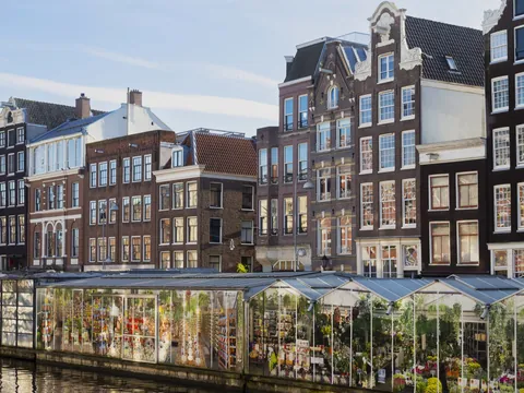 Mercado de flores de Ámsterdam junto a los canales y casas típicas neerlandesas