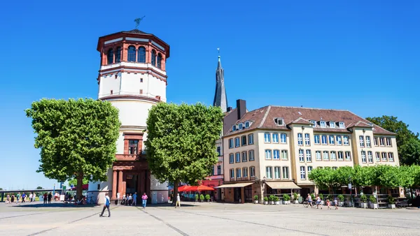 Torre del castillo junto al río, en pleno centro histórico de Düsseldorf.