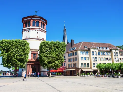 Torre del castillo junto al río, en pleno centro histórico de Düsseldorf.