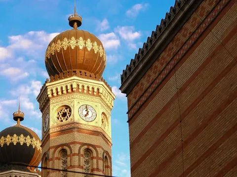 Cúpulas doradas y torre de la Gran Sinagoga del barrio judío de Budapest