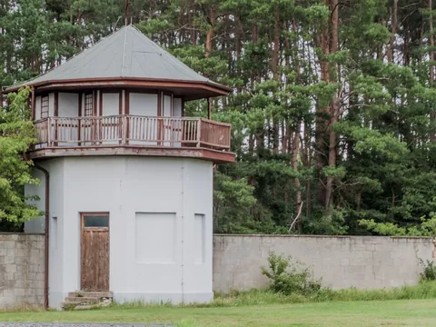 Torre de vigilancia junto al muro del campo de concentración de Sachsenhausen