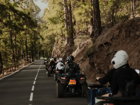 Grupo de quads de camino hacia el Teide, Tenerife