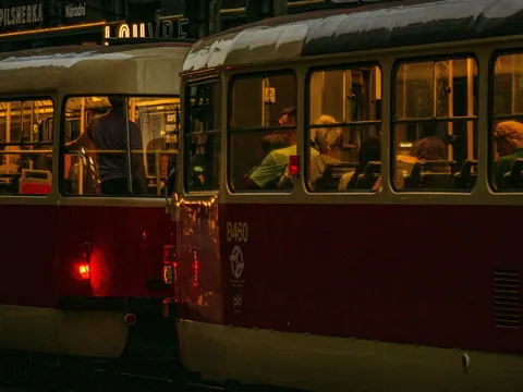Tranvías iluminados con pasajeros en movimiento en Praga, República Checa