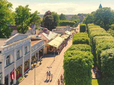 Esta excursión a Jürmala y al Parque Nacional de Kemeri desde Riga te lleva de paseo por el pueblo.