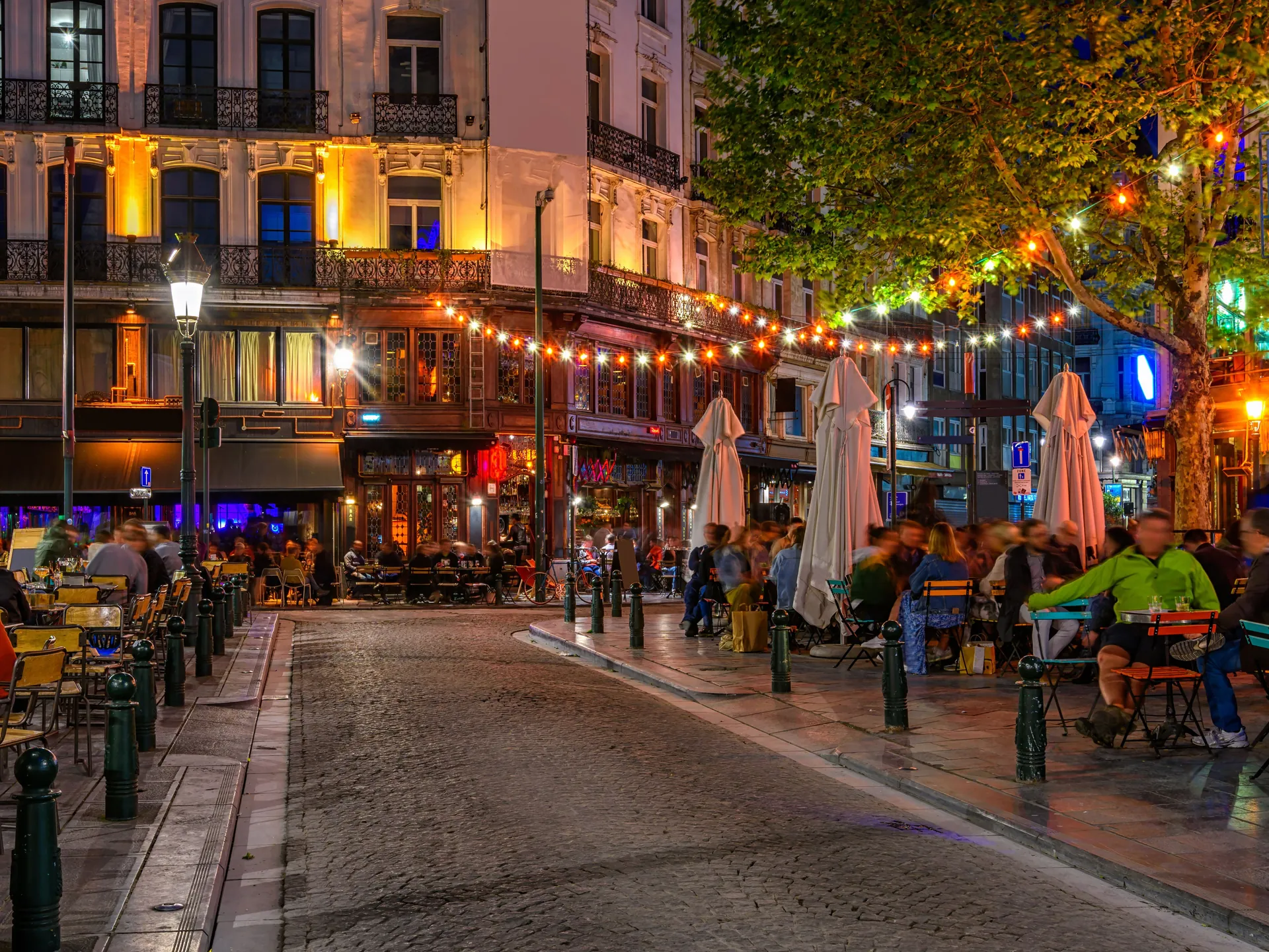 Restaurantes en una calle de Bruselas-Dónde comer en Bruselas-Buendía Tours