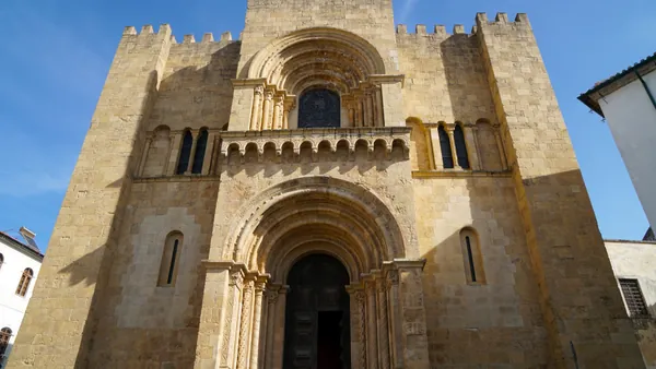 Detalle de la imponente Catedral Antigua de Coimbra, un ejemplo destacado de la arquitectura románica portuguesa.