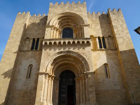 Detalle de la imponente Catedral Antigua de Coimbra, un ejemplo destacado de la arquitectura románica portuguesa.