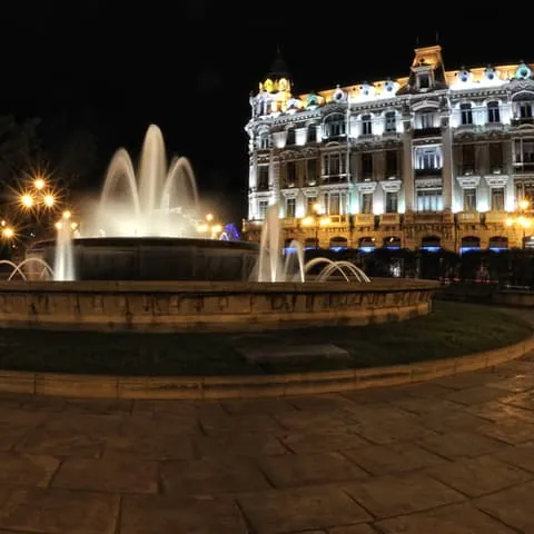 Plaza de la Escandalera de noche - Qué hacer en Oviedo - Oviedo en Invierno - Guías de viaje Oviedo - Buendía Tours