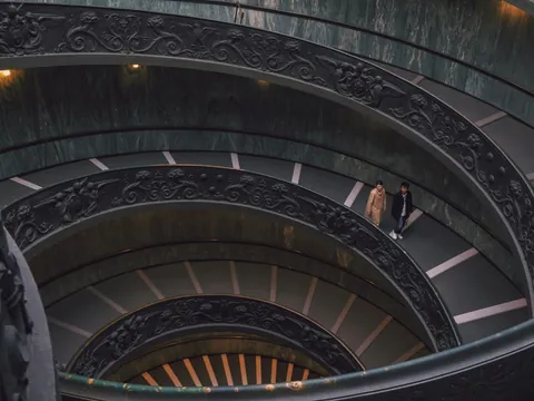 Escalera helicoidal de los Museos Vaticanos en Roma, vista desde arriba con detalle.