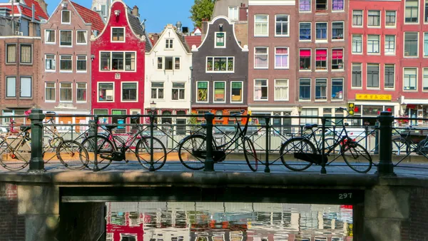 Qué hacer en Ámsterdam, entre canales, barrios históricos y escapadas que amplían el viaje