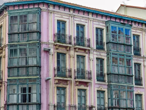 Coloridos edificios que adornan y dan vida a las calles de Torrelavega.