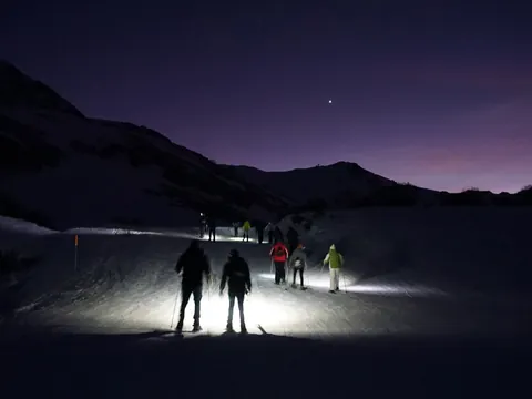 Ruta nocturna en raquetas al atardecer por Llana l'Fitu en Fuentes de Invierno