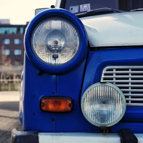 Coche Trabi azul - Museo Trabi Berlín