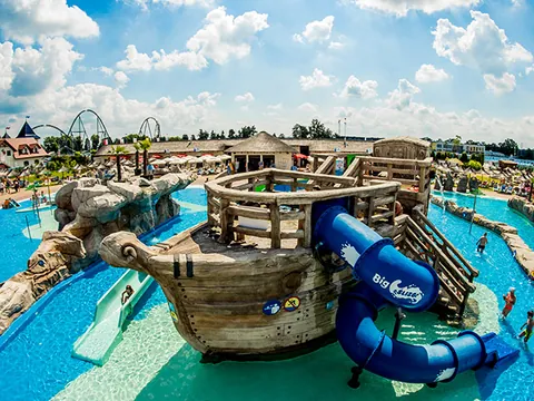 Zona acuática infantil con barco y toboganes en Energylandia, Polonia
