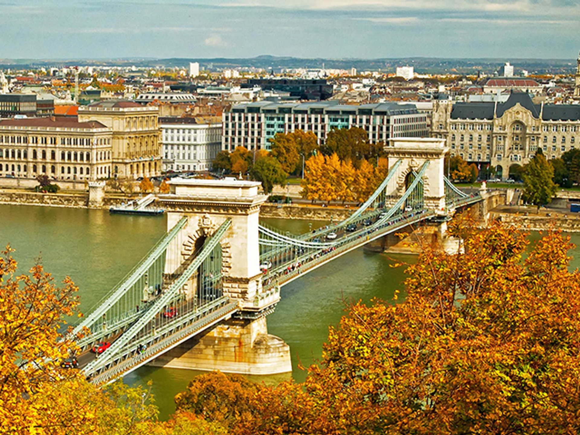 Vista aérea del Puente de las Cadenas de Budapest