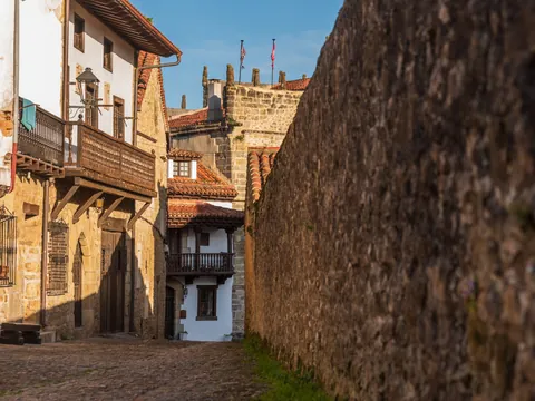 Calle empedrada con casas tradicionales en Santillana del Mar