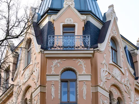 Detalle de uno de los edificios de la calle Alberta que representa la arquitectura Art Nouveau.