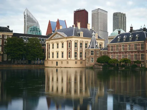 Contraste de arquitectura moderna y tradicional en Den Haag.