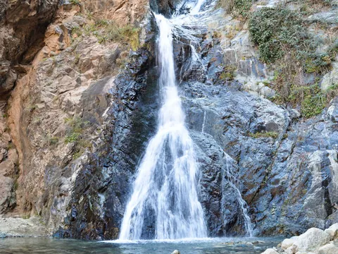 Cascada natural en una ruta de senderismo del Alto Atlas, cerca de Marrakech