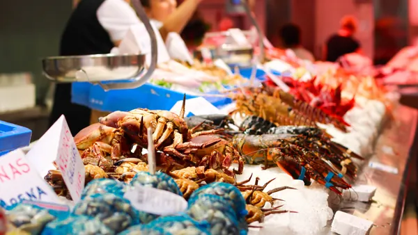 Puesto de venta de marisco dentro del Mercado Central de Valencia
