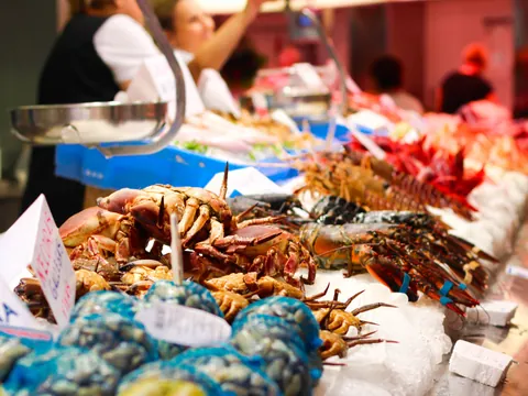 Puesto de venta de marisco dentro del Mercado Central de Valencia