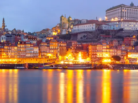 Vista nocturna de la Ribeira de Oporto y río Duero, Oporto, Portugal