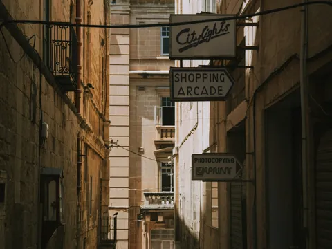 Callejón con comercios en La Valeta, Malta