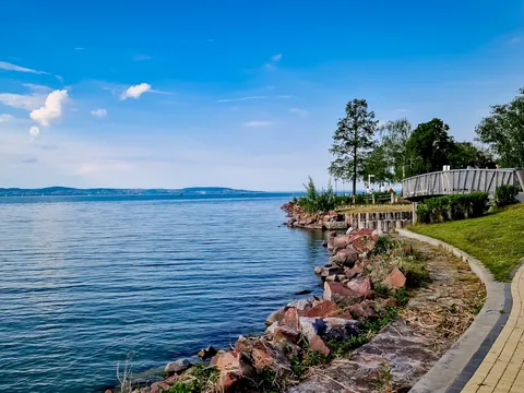 Disfruta del lago Balaton con esta excursión. Hazlo a pie y con un paseo en barco.