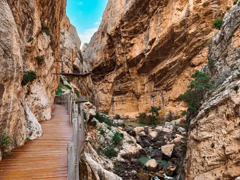 Sendero de madera recorriendo el interior del desfiladero en el Caminito del Rey.