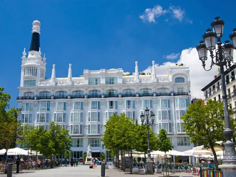 La Plaza de Santa Ana es conocida por albergar varios teatros importantes, como el Teatro Español y el Teatro de la Comedia.