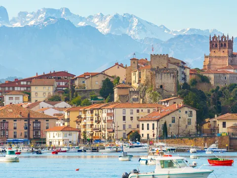 San Vicente de la Barquera con los Picos de Europa, Cantabria